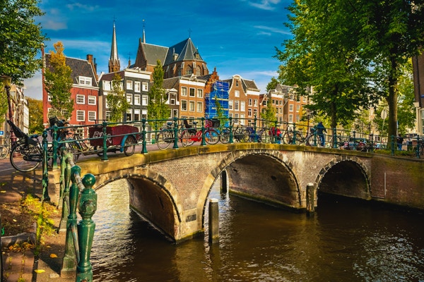 Bro över kanalen i Amsterdam