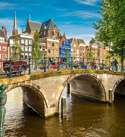 Bro över kanalen i Amsterdam