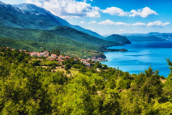 Typisk makedonsk fiskeby på kusten av sjön Ohrid sett från den Galicica nationalparken, Makedonien