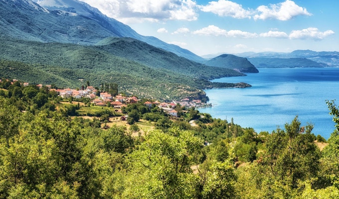 Typisk makedonsk fiskeby på kusten av sjön Ohrid sett från den Galicica nationalparken, Makedonien