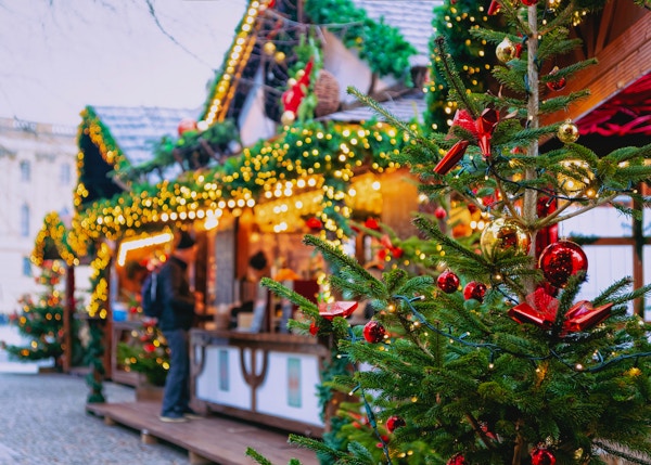 Julmarknad på Opernpalais på Mitte i Winter Berlin, Tyskland.