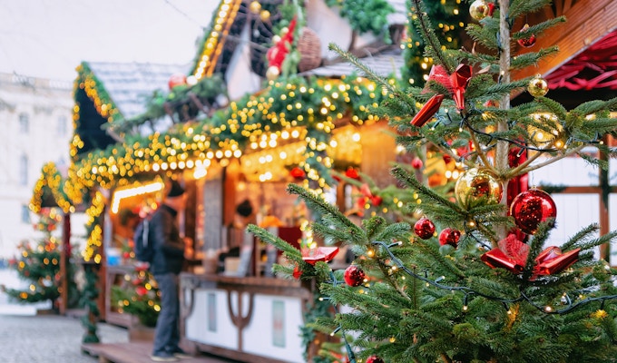 Julmarknad på Opernpalais på Mitte i Winter Berlin, Tyskland.