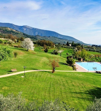 Utsikt från hotellet ner mot poolen, bergen och dalen, Villa Cariola, Garda, Italien