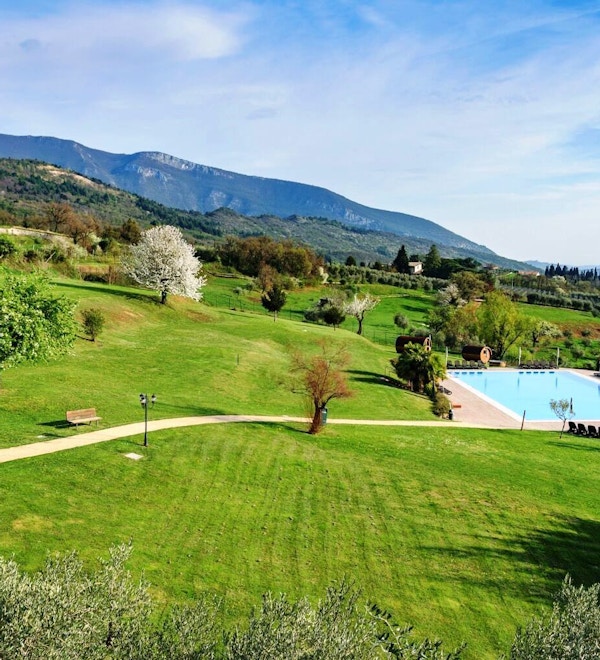 Utsikt från hotellet ner mot poolen, bergen och dalen, Villa Cariola, Garda, Italien