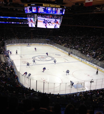 Hemmamatch för New York Rangers i ett fullsatt Madison Square Garden, jumbotron i taket, Manhattan, New York, USA