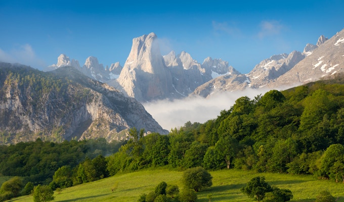 Picos de Europa är en bergskedja som sträcker sig över cirka 20 km och utgör en del av Kantabriska bergen i norra Spanien. Sortimentet är beläget i Asturien, Kantabrien och Kastilien och León.