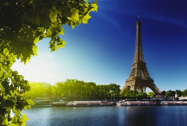 Seine i Paris med Eiffeltornet i soluppgångstid