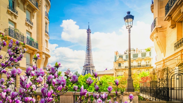 berömda Eiffeltornet landmärke och Paris stad på våren, Paris Frankrike med solsken