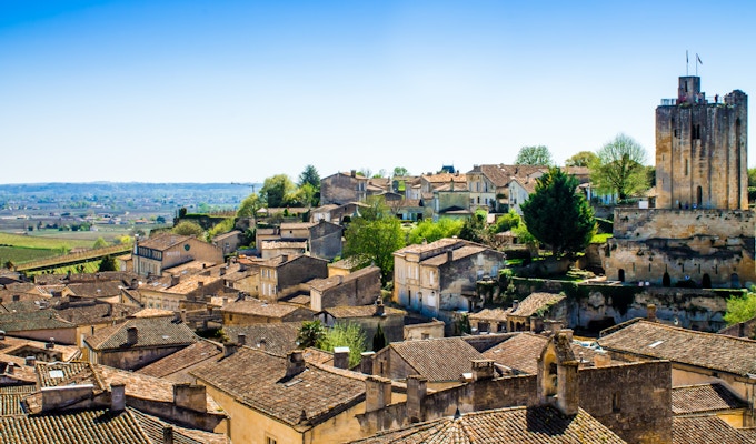 panoramautsikt över Saint-Emilion och vingården, nära Bordeaux i Frankrike