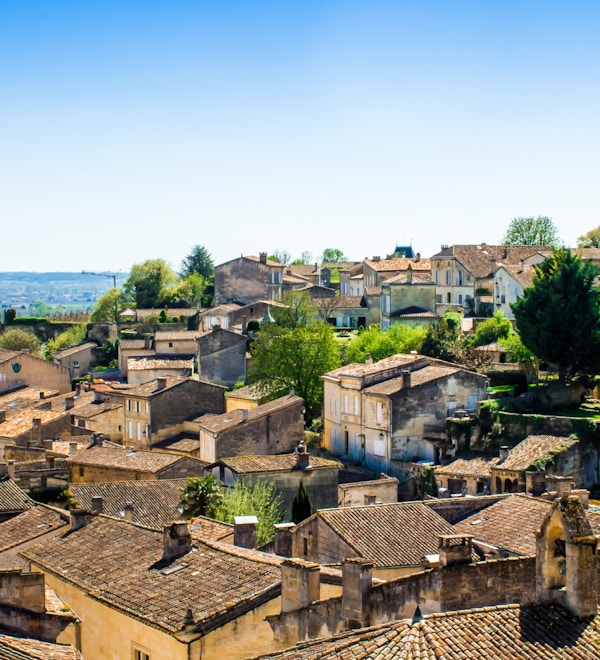 panoramautsikt över Saint-Emilion och vingården, nära Bordeaux i Frankrike