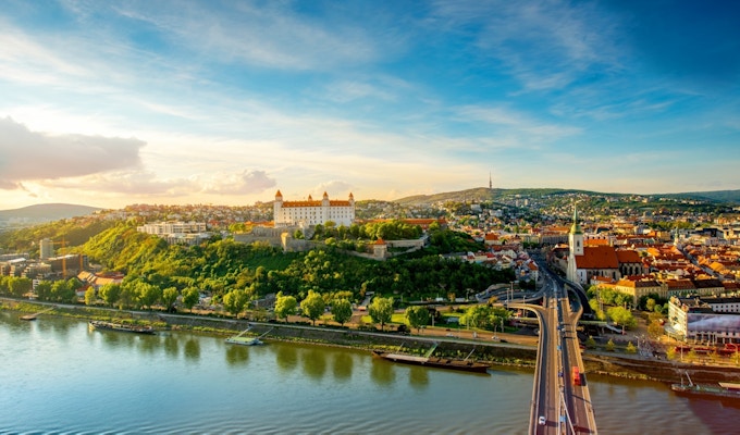 Danube River framför den gamla staden av Bratislava
