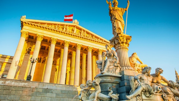Österrikisk parlamentsbyggnad med Athenastatyn på fronten i Wien på soluppgången