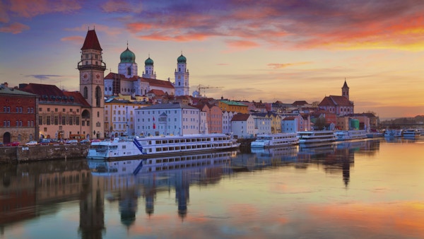Passau horisont under solnedgång, Bayern, Tyskland.