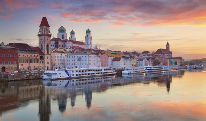Passau horisont under solnedgång, Bayern, Tyskland.