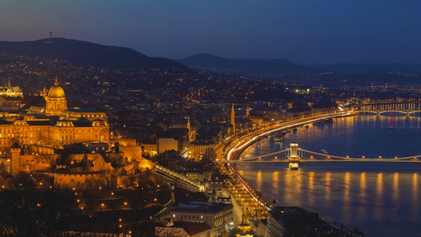 Panoramabilden i Budapest med sevärdheter byggnader som Chain Bridge, parlamentet och Matthias kyrka. Panoramisk komposit med 4 bilder.
