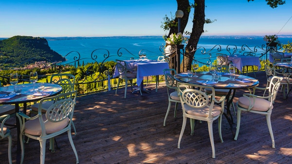 Från hotellets terrass är det utsikt över Garda, klippan La Rocca och gardasjön, Golf Hotel Ca' Degli Ulivi, Garda, Italy