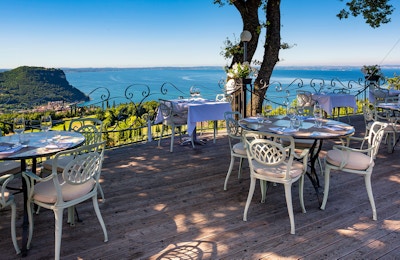 Från hotellets terrass är det utsikt över Garda, klippan La Rocca och gardasjön, Golf Hotel Ca' Degli Ulivi, Garda, Italy