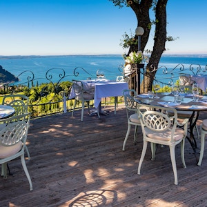 Från hotellets terrass är det utsikt över Garda, klippan La Rocca och gardasjön, Golf Hotel Ca' Degli Ulivi, Garda, Italy