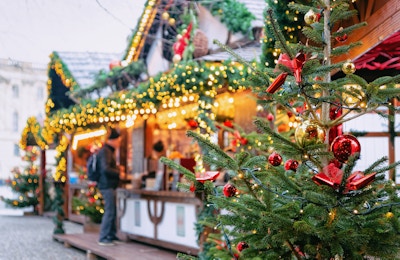 Julmarknad på Opernpalais på Mitte i Winter Berlin, Tyskland. Advent Fair Decoration och bås med hantverksartiklar på basaren.