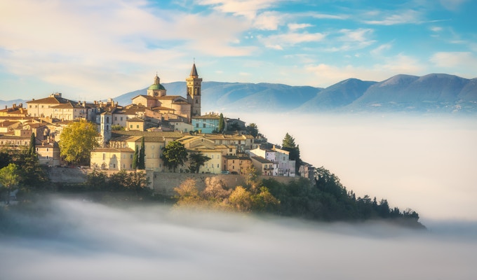 Trevi pittoreska by i en dimmig morgon. Perugia, Umbrien, Italien, Europa.