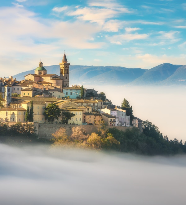 Trevi pittoreska by i en dimmig morgon. Perugia, Umbrien, Italien, Europa.
