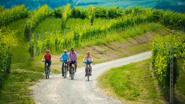 Familjesemester i Langhe-regionen, Piemonte, Italien: Elcykeltur i bergen