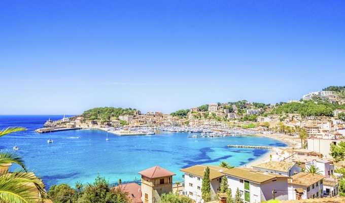 Panoramautsikt över hamnen och stranden i den vackra Mallorca semesterorten Puerto de Soller.