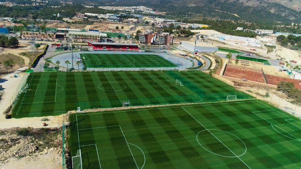 Två fullstora 11-mannaplaner och stadion, alla med naturgräs, La Nucia, Alicante, Spain