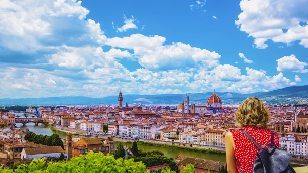 kvinnan beundrar utsikten över Florens.