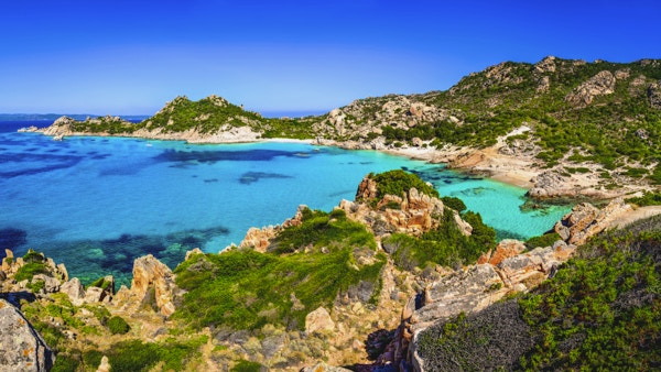 Härligt havskuststrandpanorama i Maddalena öar, Sardinien, Italien