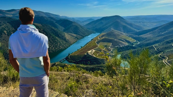 En man tittar ut över Dourodalen