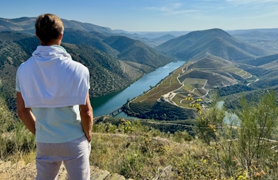 En man tittar ut över Dourodalen