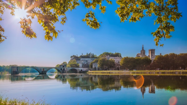 Avignon bro med påvarpalatset i Provence, Frankrike