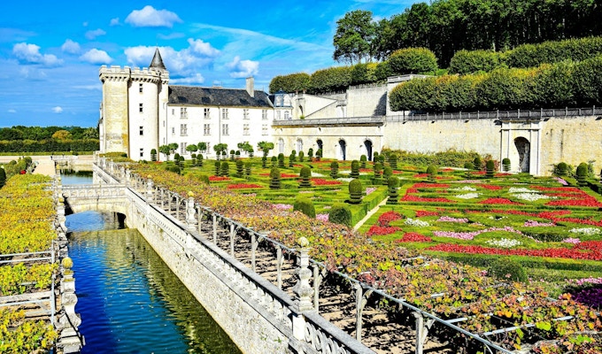 Franskt slott med trädgård.