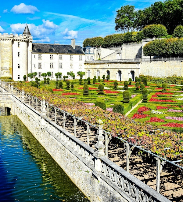 Franskt slott med trädgård.