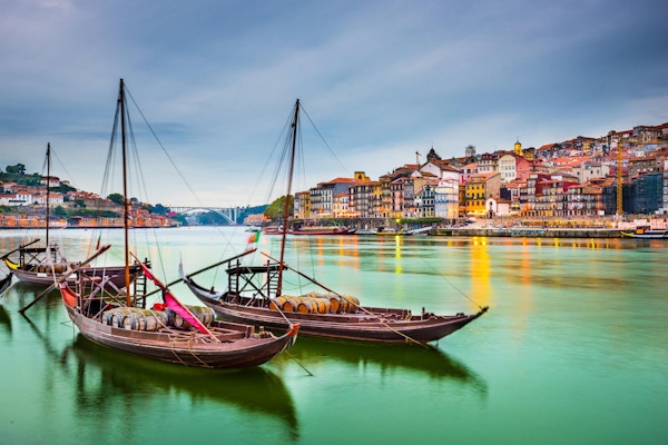 Utsikt over gamlebyen i Porto, Portugal, mot Douroelven med sine tradisjonelle Rabelobåter