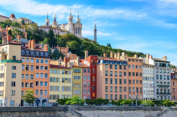Lyon stadsbild från Saone-floden med färgglada hus