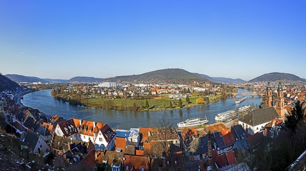 panoramautsikt över Miltenberg med floden Main i Bayern