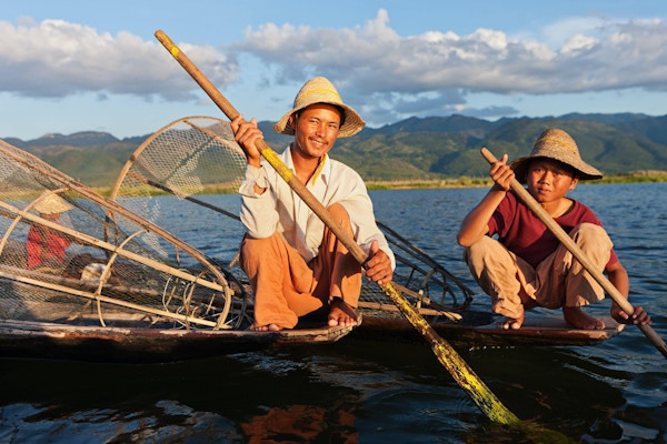 Roterande fiskare på sjön Inle är en viktig turistdestination i Myanmar (Burma).
