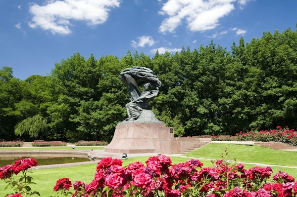 Frederic Chopin monument i Lazienki parkerar, Warszawa, Polen.