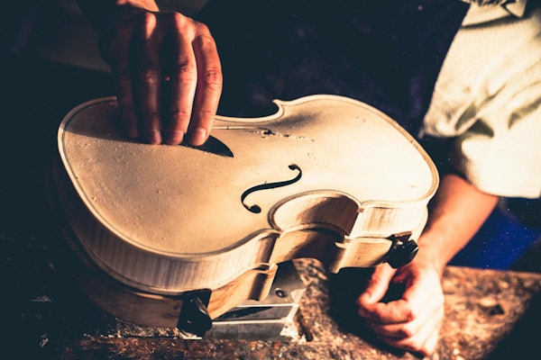 Violin tillverkare i Cremona. Från 1500-talet och framåt var Cremona känt som ett centrum för tillverkning av musikinstrument.