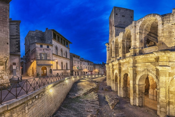 Romersk amfiteater i skymningen i Arles, Frankrike