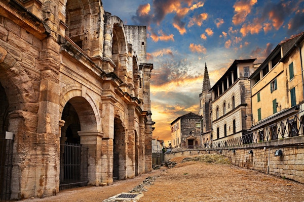 Arles, Frankrike: den forntida romerska arenan, en amfiteater från 1-talet, en av de bäst bevarade under antiken