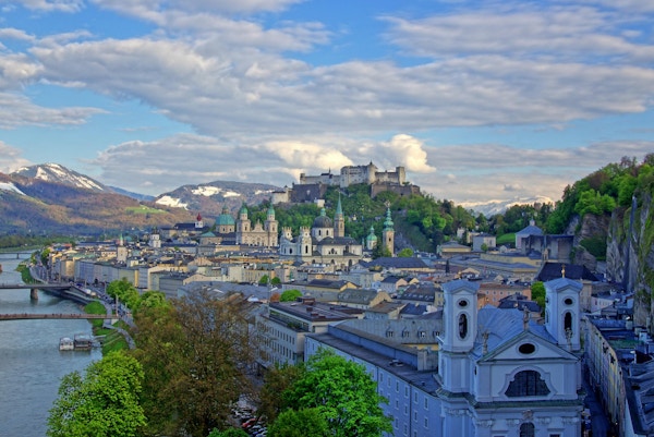 Översikt bild av Salzburg, Hohensalzburg fästning.
