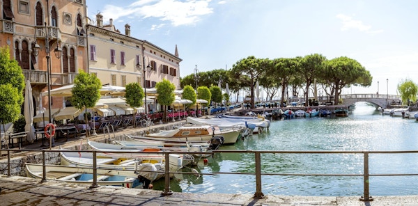 Marina i Desenzano stad vid Gardasjön i Italien