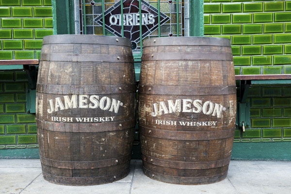 Två irländska whiskyfat Jameson sitter utanför en pub som heter O'Briens i Dublin, Irland