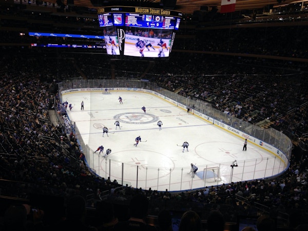 Hemmamatch för New York Rangers i ett fullsatt Madison Square Garden, jumbotron i taket, Manhattan, New York, USA