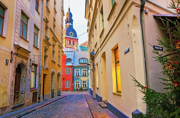 Smal gata som leder till St. Peter kyrkan i Gamla stan i Riga, Lettland