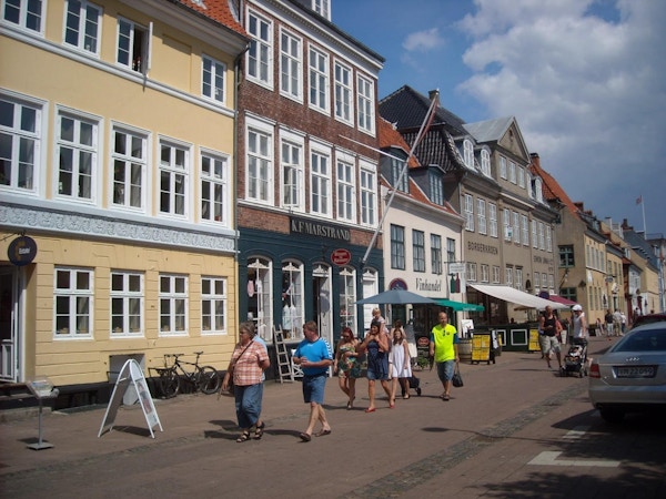 Gågata med butiker i centrum en solig sommardag, Helsingör, Danmark