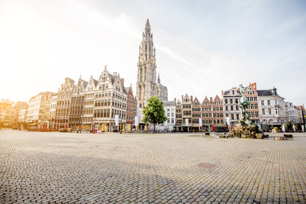 Morgonsikt på Grote Markt med vackra byggnader och kyrktorn i Antwerpen stad, Belgien